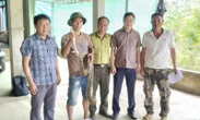 Trăn quý bò vào vườn nhà dân, cả làng hiếu kỳ rủ nhau đến xem