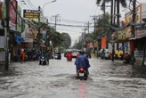 Rạng sáng TP HCM mưa như trút nước, sáng nay vẫn còn ngập