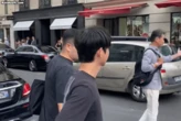 Trần đời chưa thấy ai đẹp trai cỡ này lại đi bán hoa mà không vào showbiz, uổng phí nhan sắc hết sức