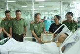 Hình ảnh mới nhất của Đại uý CSCĐ bị quái xế tông khi đang làm nhiệm vụ bảo vệ buổi hợp luyện A80