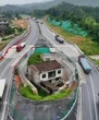 Gia chủ quyết không di dời, từ chối tiền đền bù 5,8 tỷ đồng khiến cao tốc phải tách đôi: 6 năm “chịu trận” trong tiếng ồn, đi lại khó khăn