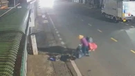 Cụ bà buôn ve chai tông người bán vé số rồi bỏ đi vì nghĩ không ai biết