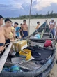 Hình ảnh xót xa trên chiếc ghe trôi vào bờ biển Đà Nẵng