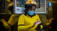 Nhìn 2 mẹ con ăn mỳ trong quán, ông chủ thở dài: Người mẹ này sau này sống cô độc, có khi phải nương tựa vào viện dưỡng lão