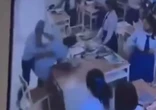 Không hài lòng với điểm thi, nam sinh lao tới tấn công nữ giáo viên