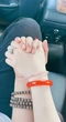 Mới 2 tuần chia sẻ làm bố đơn thân, nam nghệ sĩ Việt lại đăng ảnh cầm chặt tay 1 người: “Chỉ yêu mình em”