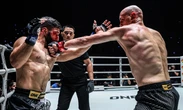Võ sĩ đấm trượt rồi gục ngã, tua chậm mới phát hiện đòn 'kết liễu'