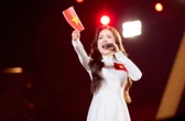 “Con cưng” của các concert quốc gia: Mỹ nhân có giọng hát miễn chê, visual trẻ đến mức đi lạc vào Khối Thiếu Nhi cũng khó nhận ra