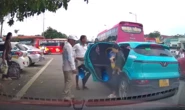 Nhóm người không cho taxi đón khách trong bến, đuổi phụ nữ bế con nhỏ ra khỏi xe