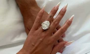 Ronaldo vừa cầu hôn Georgina bằng nhẫn kim cương gần 130 tỷ lại gây choáng khi tặng nàng siêu xe, đồng hồ xa xỉ