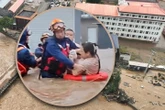 Cùng mắc kẹt trong nước lũ, cảnh chồng đề nghị cứu vợ mình trước gây xúc động