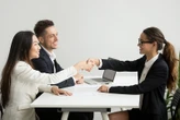 Được hỏi "làm thế nào nếu cuộc họp có 6 lãnh đạo nhưng chỉ có 4 cái ghế", người thường bối rối, người EQ cao ghi điểm trong mắt nhà tuyển dụng bằng câu này