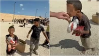 Cậu bé Gaza đi bộ 12km để nhận đồ cứu trợ, hôn tay cảm ơn nhưng bị bắn tử vong ngay sau đó