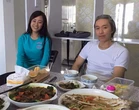 Mỹ nữ đáng tuổi con vây quanh Châu Tinh Trì