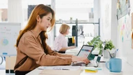 5 khác biệt khi trả lời tin nhắn của phụ nữ EQ cao và EQ thấp: “vũ khí thầm lặng” nơi công sở