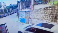 Người phụ nữ cố tình dùng vai đẩy rào chắn để ô tô trốn phí