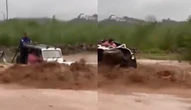 Ô tô bị nước lũ cuốn trôi, 2 người trên xe may mắn sống sót