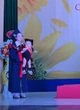 Clip: Bé gái đội mũ cử nhân, lon ton theo mẹ nhận bằng tốt nghiệp, "file đính kèm" mà thần thái hớn hở tự tin hơn cả nhân vật chính