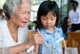 "Bà lại đến ăn miễn phí" - Câu nói của đứa cháu 5 tuổi khiến bà bật khóc, ai nấy chỉ trích người mẹ