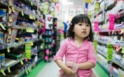 Giữa siêu thị đông đúc, lời con nhỏ làm một người mẹ òa khóc