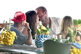 Beckham khoá môi Victoria tình tứ trước mặt tiểu thư Harper, 26 năm vẫn yêu như ngày đầu nhưng vẫn còn điều tiếc nuối này