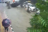 Cây xanh bất ngờ bật gốc, đè trúng hai cha con đi xe máy