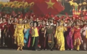 Clip: Hoàng Thuỳ Linh - Đen Vâu nối đuôi nhau sơ duyệt diễu hành, biểu cảm hân hoan cực đáng yêu gây sốt MXH!