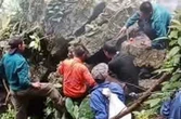 Phát hiện bộ xương người bị tảng đá đè lên trong rừng sâu ở Ninh Bình
