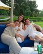 Sự thật về tin đồn "nghỉ chơi" giữa vợ chồng con cả nhà Beckham và Selena Gomez