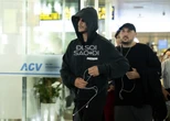 "Phù thủy EDM tỉ view" và "ông hoàng Latin" đổ bộ Nội Bài: Lên đồ cực bụi cực ngầu nhưng có điểm chung bất ngờ!
