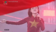 Khoảnh khắc Chào cờ của Chị Đẹp giảng viên khiến hàng chục nghìn người thổn thức: Nhan sắc 10 điểm không có nhưng!