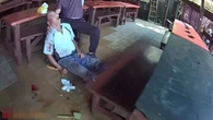 Đang nhổ cỏ, người đàn ông 67 tuổi gặp sự việc đáng sợ