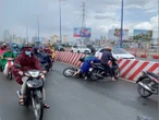 Chỉ vài phút, hàng chục người té ngã trên cầu Sài Gòn