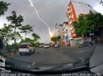 Cảnh tượng đáng sợ khi tia sét đánh thẳng vào một ngôi nhà ở Hà Nội: Người chứng kiến nói gì?