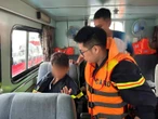 Bé trai 10 tuổi kể cho gia đình về những phút cuối khi "bố kịp mặc áo phao, đẩy con lên rồi mất tích"