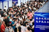 Sinh viên đổ xô đi học cao học vì không tìm được việc, có bằng thạc sĩ mới được xem xét tuyển dụng: “Lạm phát” bằng cấp tại Trung Quốc khiến bằng cử nhân thời nay chỉ ngang với học nghề