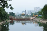 Hà Nội: Cảnh tượng lạ trên sông Tô Lịch khiến ai cũng phải ngoái nhìn