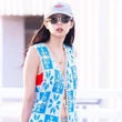 Jennie (BLACKPINK) đi cái gì dưới chân vậy trời?