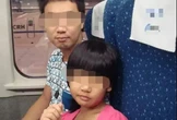 Trên tàu hỏa, người cha dẫn con gái vào nhà vệ sinh, 30 phút không ra, nhân viên mở cửa liền nổi giận