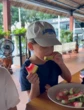 Một hành động cực kỳ hồn nhiên của Lisa nhà Hà Hồ đang gây bão mạng: Nhìn là biết được mẹ dạy dỗ tốt chứ không hề làm màu!