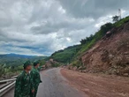 Đất đá sạt lở tràn xuống Quốc lộ 15D, đường lên Cửa khẩu quốc tế La Lay tê liệt