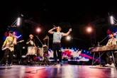 Vì sao giới tinh hoa cực mê xem concert Coldplay?