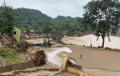 Cảnh tượng hoang tàn ở xã biên giới Nghệ An sau 5 ngày bị lũ cô lập: Bùn đất ngập sát trần nhà, người dân trắng tay vật lộn tìm tài sản
