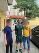 Xôn xao hình ảnh nghi là rapper Bình Gold bị bắt giữ vì cướp taxi ở Hà Nội: Công an nói gì?