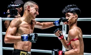 Võ sĩ muay Thái bất ngờ đổ gục xuống sàn đấu, xem kỹ mới biết lý do