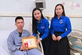 Trao Huy hiệu Tuổi trẻ dũng cảm cho đoàn viên cứu 4 người vụ lật tàu trên vịnh Hạ Long