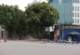Vỉa hè Hà Nội tiếp tục bị “nuốt chửng” bởi hàng quán, người đi bộ xuống lòng đường nhường cho... người đi nhậu