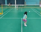 Bé gái chơi cầu lông cực đỉnh hút triệu view, khiến 800 người lớn "tự ái", xin "xách dép cho"