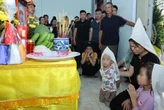 Hai đứa trẻ ngơ ngác bên di ảnh Thiếu tá cảnh sát hy sinh khi làm nhiệm vụ: "Bố đâu rồi mẹ?"