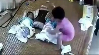 Mẹ trẻ vội đi vệ sinh, để con gái 5 tuổi trông cặp sinh đôi mới đầy tháng và bi kịch đã xảy ra ngay sau đó